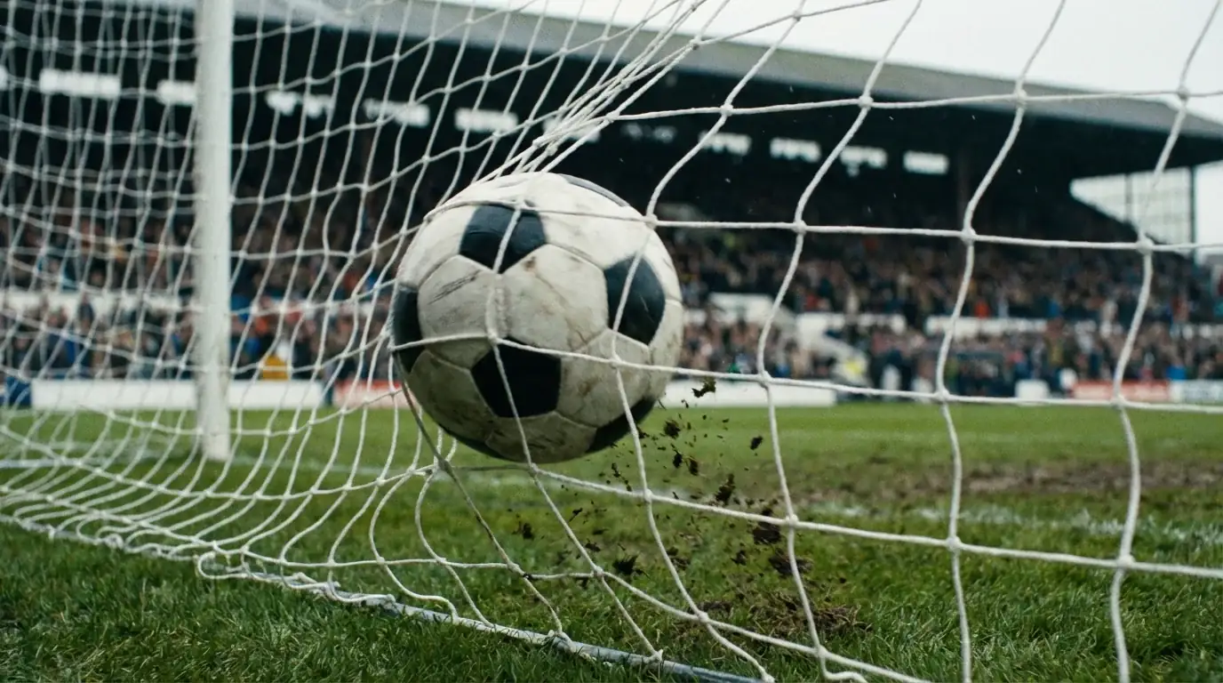 Ballon de football franchissant la ligne de but et gonflant le filet